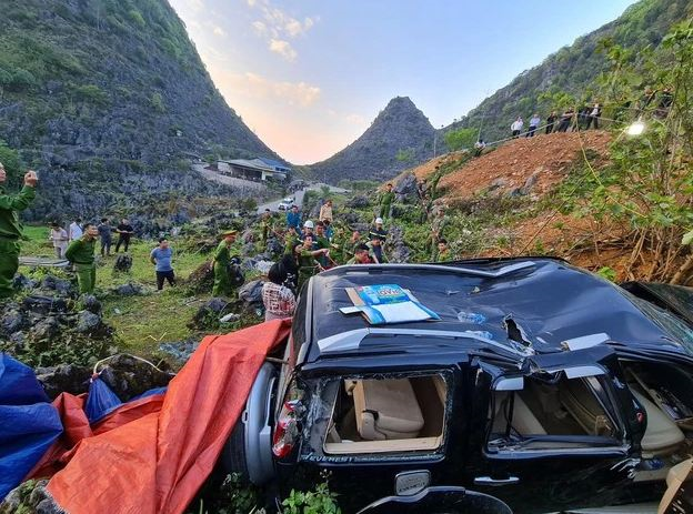 Hà Giang: Ô tô lao xuống vực cháy trơ khung khiến 1 người chết, 1 người bị thương nặng